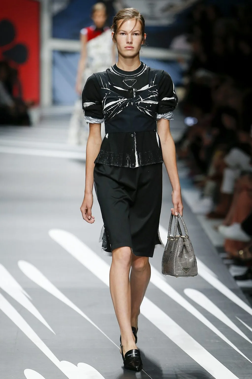 Prada Ready-to-wear Xuân 2018: Về những người phụ nữ mạnh mẽ, náo nhiệt và đầy sức quyến rũ Prada Ready-to-wear Xuân 2018: Về những người phụ nữ mạnh mẽ, náo nhiệt và đầy sức quyến rũ