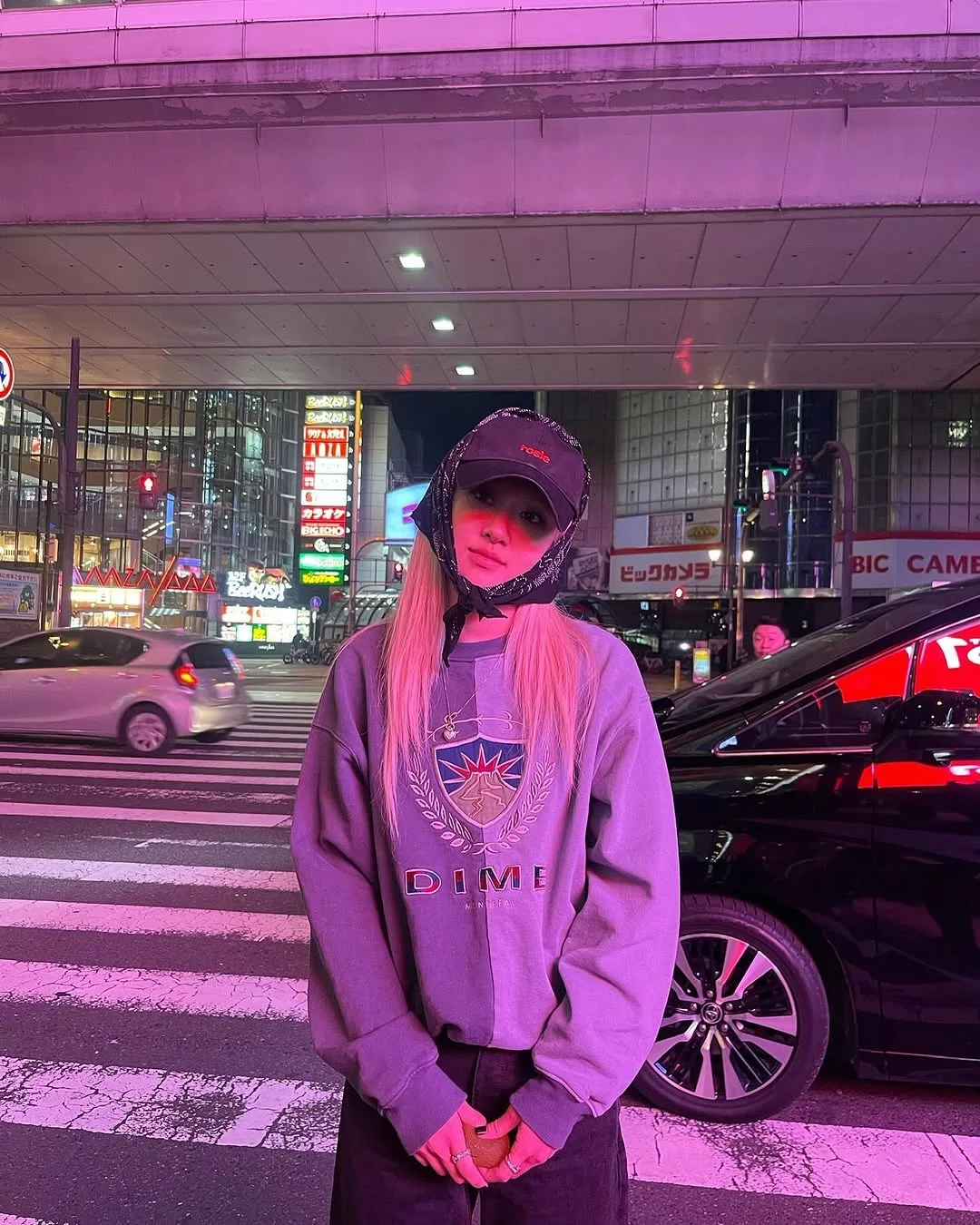 Set đồ sweater và quần jeans không những tiện lợi trong nhiều hoàn cảnh mà còn thích hợp cho những ngày lười.