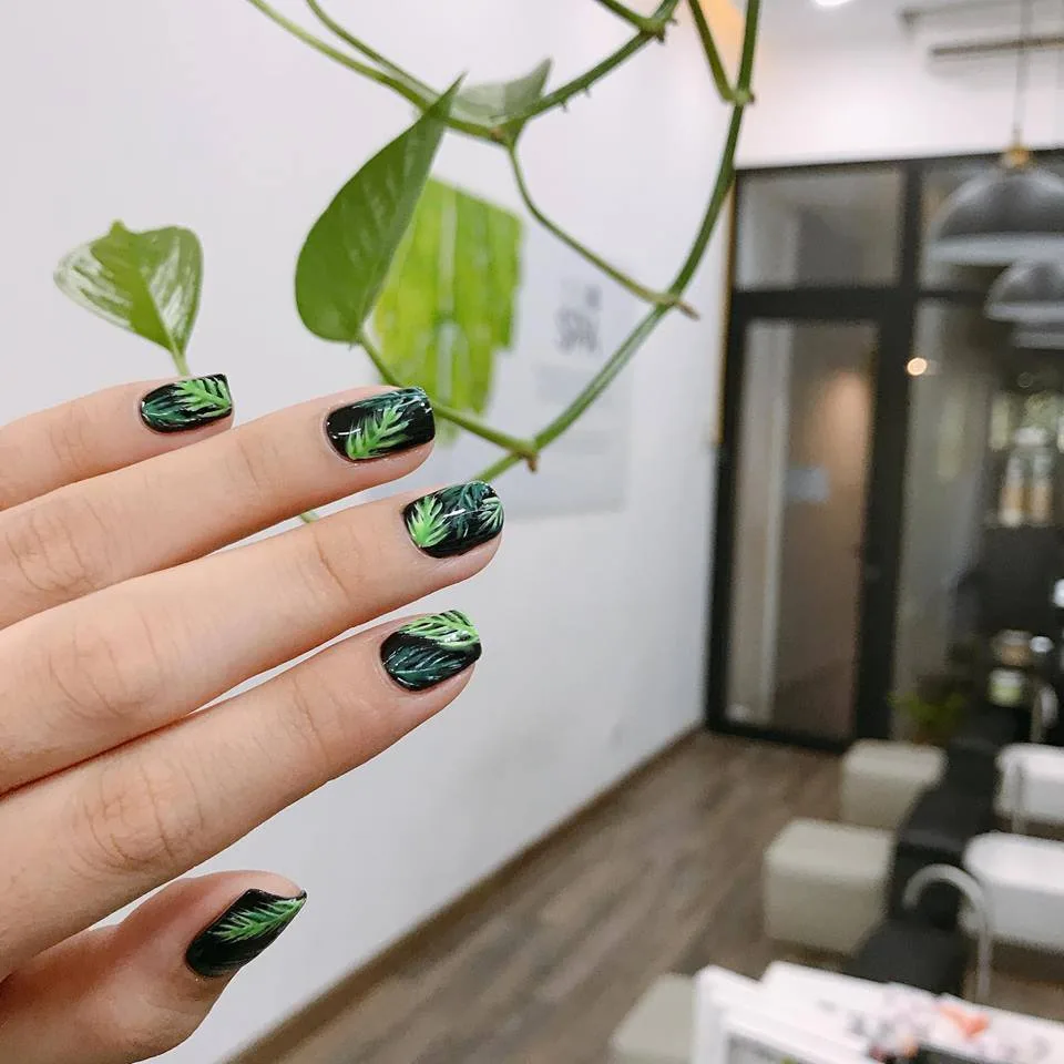 Quy trình sơn và vẽ móng được thực hiện với nhiều bước chăm sóc kỹ càng: làm sạch và sửa móng, sơn và trang trí móng theo yêu cầu, cuối cùng là bước dưỡng móng và da tay cơ bản