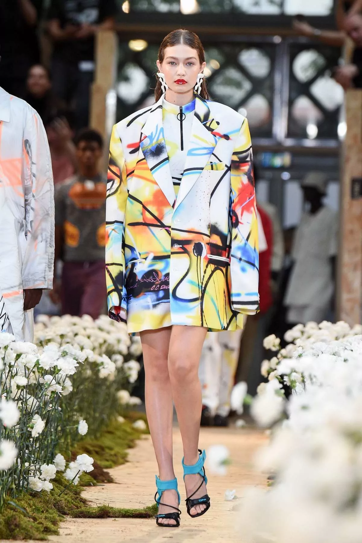 gigi hadid trình diễn bộ sưu tập off-white thu - đông 2019