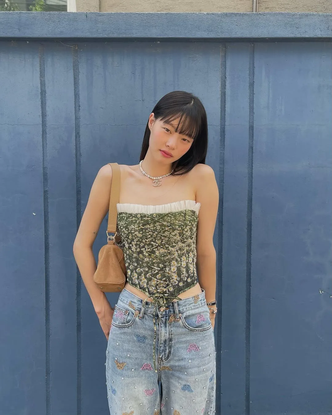 áo corset hoa nhí xanh lá và quần jeans