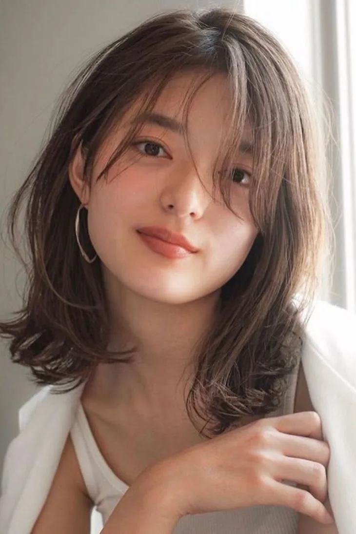 cô gái tóc ngắn