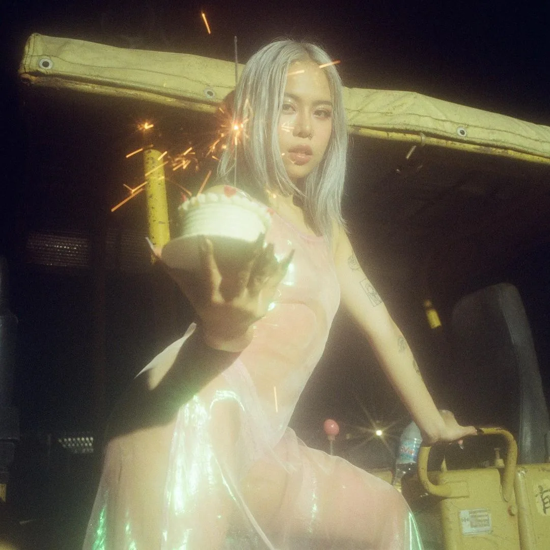 tlinh trang phuc xuyen thau