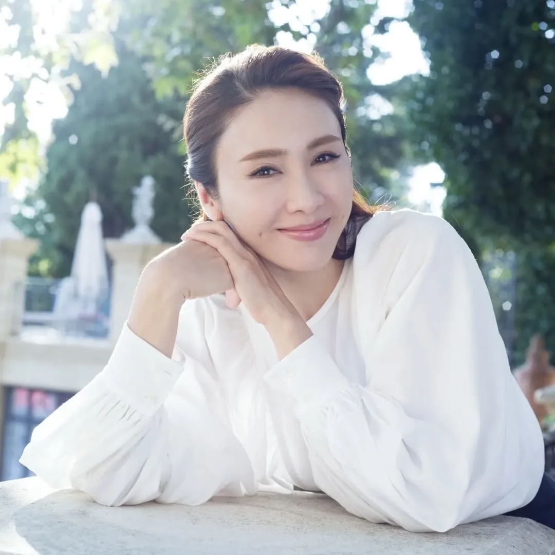 Hình ảnh nữ diễn viên Lê Tư với làn da mịn màng, rạng rỡ.