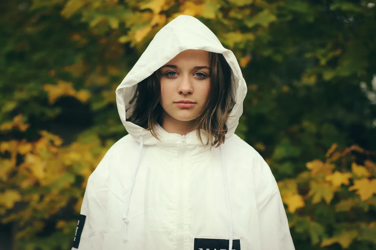 cô gái mặc hoodie cung hoàng đạo