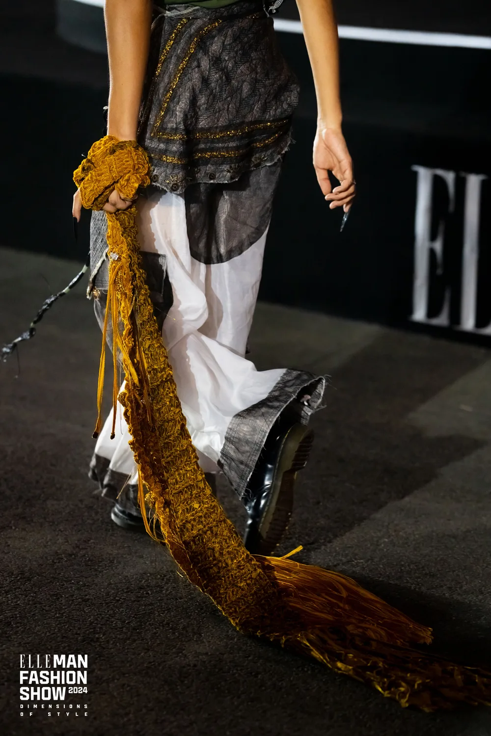khăn choàng thêu hoa màu vàng elleman fashion show