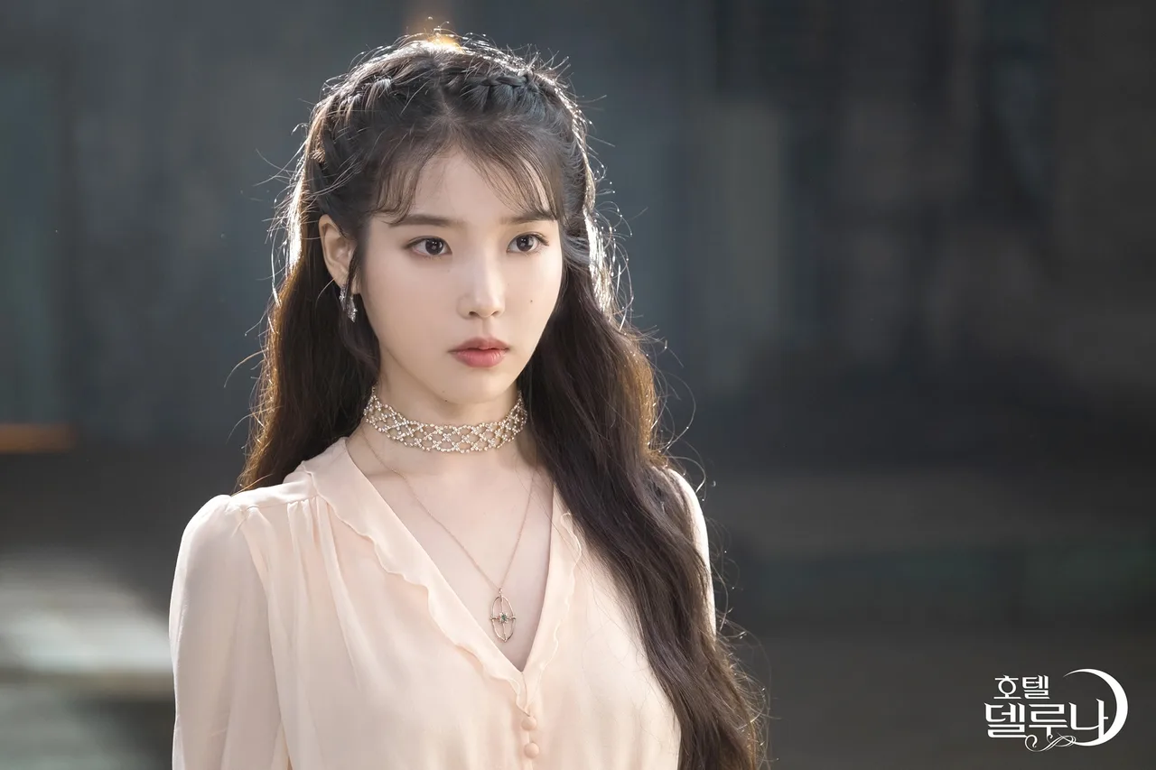 iu đầm cổ chữ v màu hồng choker phong cách thời trang