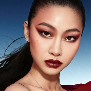 Jung Hoyeon xuất hiện trong chiến dịch đầu tiên của La Beauté Louis Vuitton