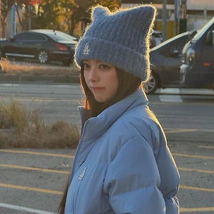 Học “búp bê sống” Yuna (ITZY) phối đồ tối giản đón gió mùa dịp cuối năm