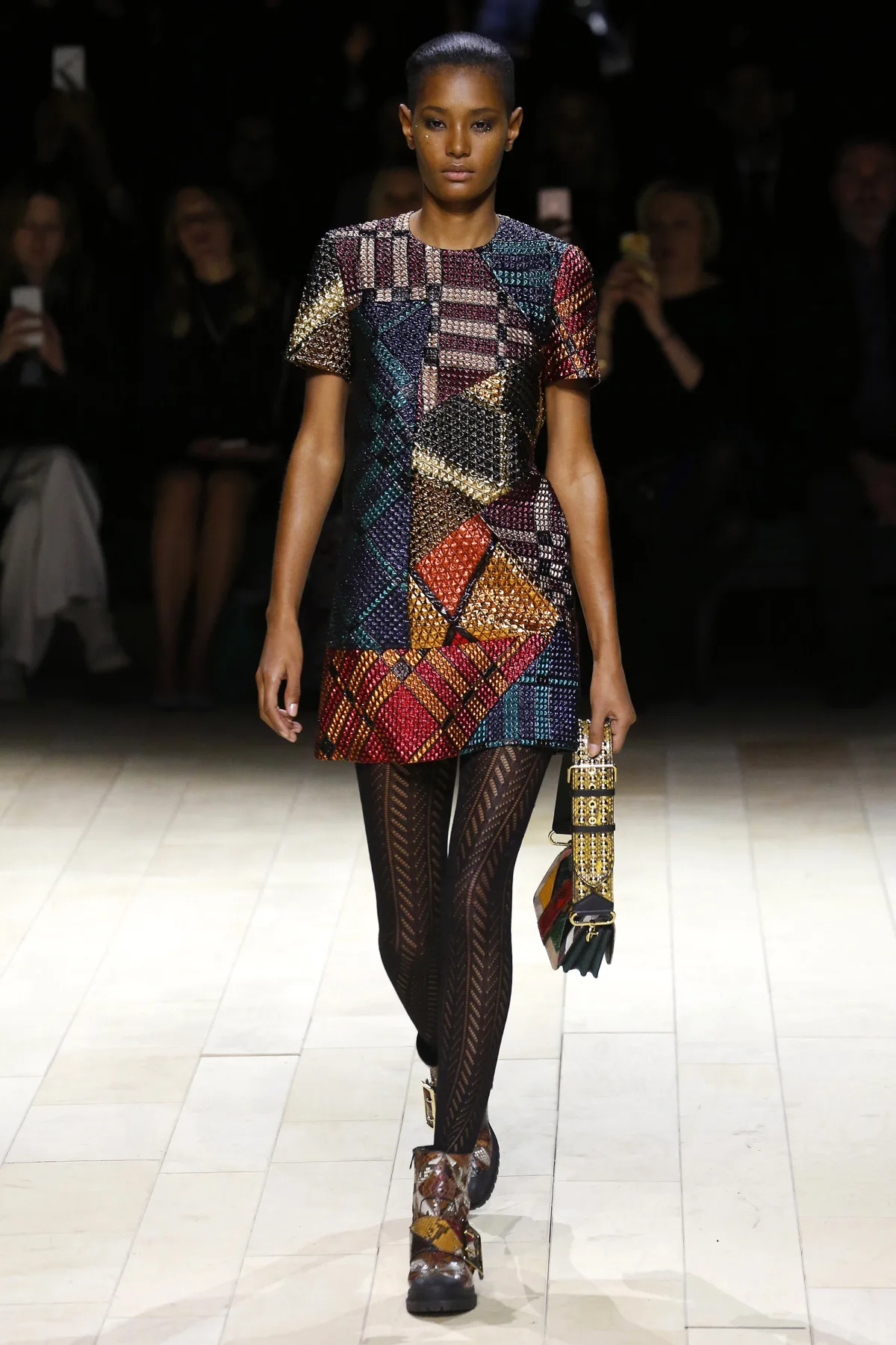 Một số mẫu ấn tượng trong BST Thu-Đông của Burberry London Fashion Week 2016