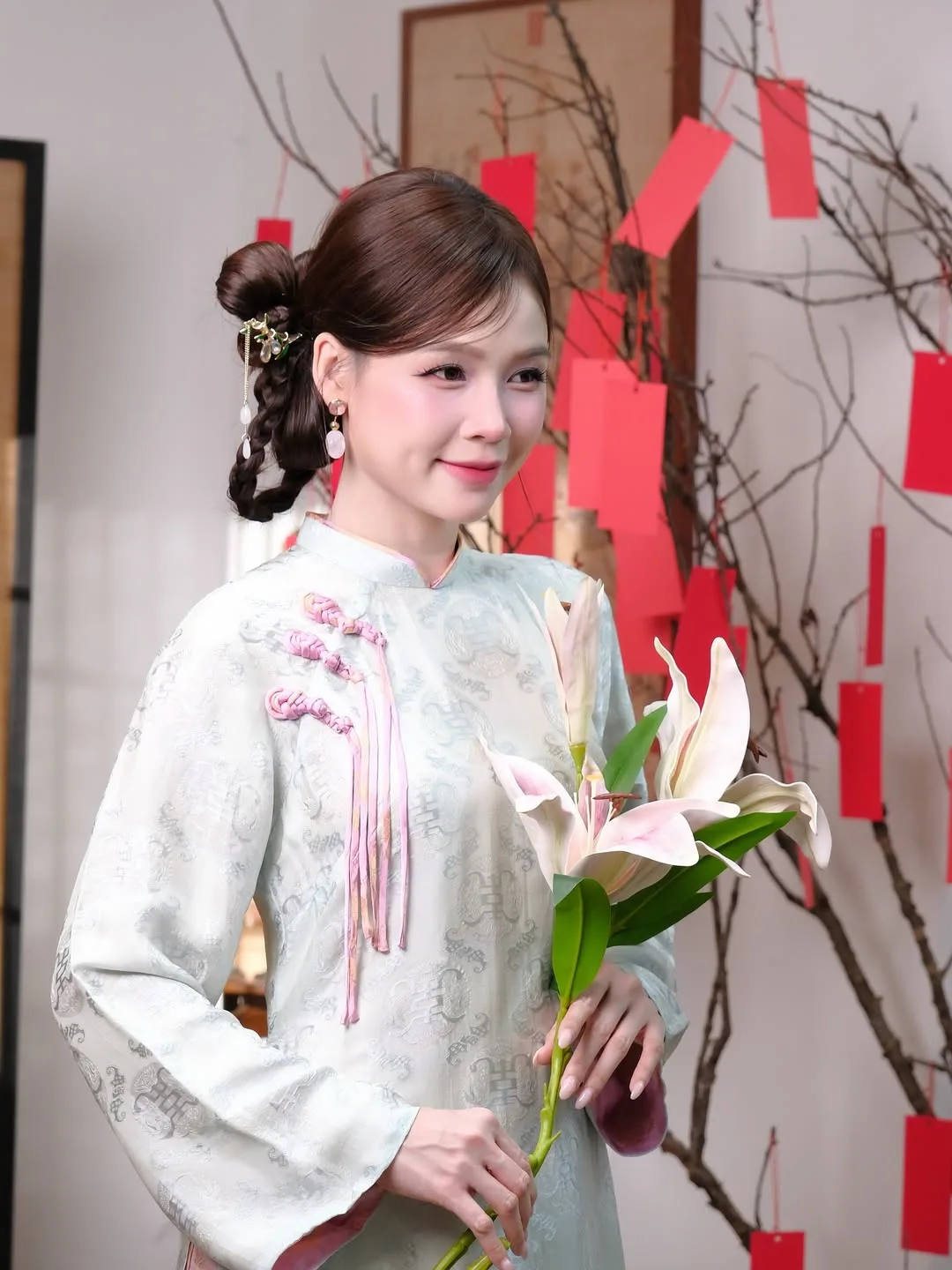 Vẻ đẹp cổ điển của áo dài truyền thống càng được tô đạm khi điểm xuyến một chiếc trâm ngọc.