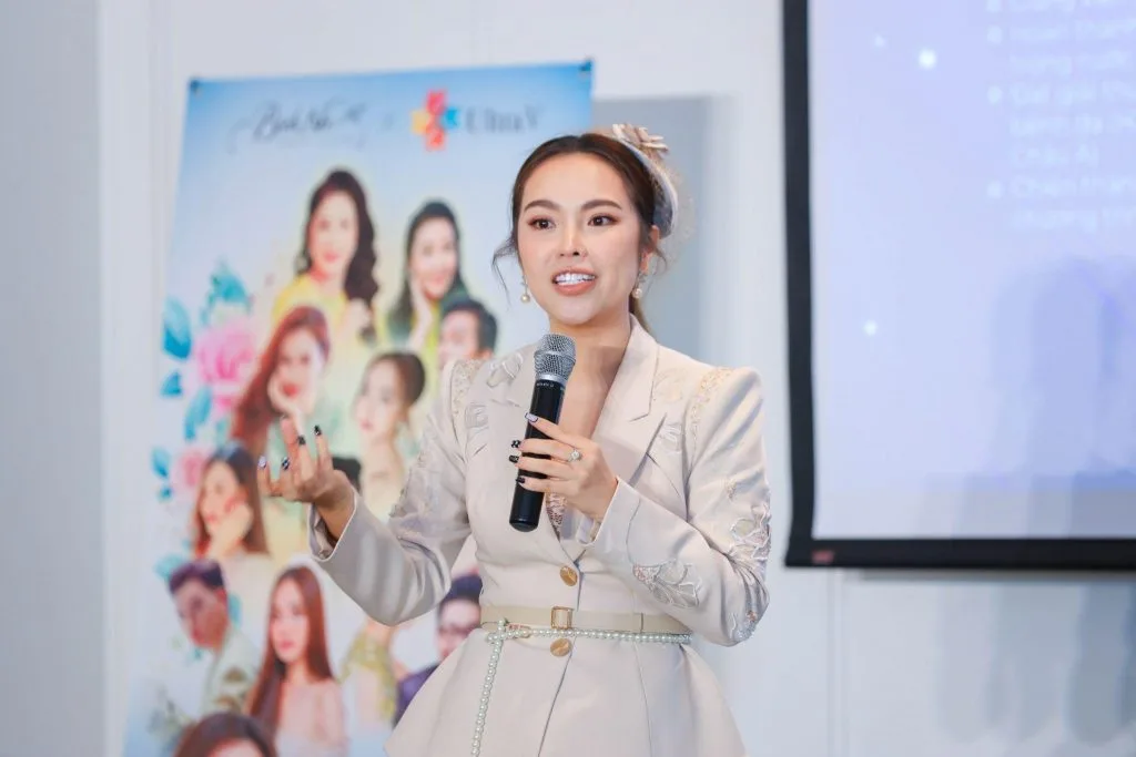 Thạc sĩ, bác sĩ da liễu Bích Na - Giám đốc chuyên môn tại BichNa Beauty Clinic chia sẻ về công nghệ bột chỉ collagen UltraCol(hình Ultra V Việt Nam) Thạc sĩ, bác sĩ da liễu Bích Na - Giám đốc chuyên môn tại BichNa Beauty Clinic chia sẻ về công nghệ bột chỉ collagen UltraCol(hình Ultra V Việt Nam)