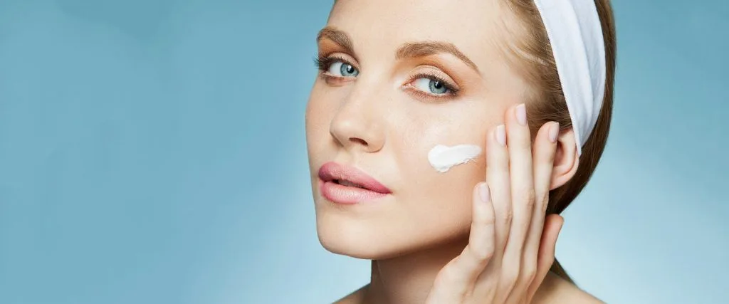 Có nên bôi kem dưỡng ẩm vào ban đêm? - ELLE trả lời Có nên bôi kem dưỡng ẩm vào ban đêm? - ELLE trả lời