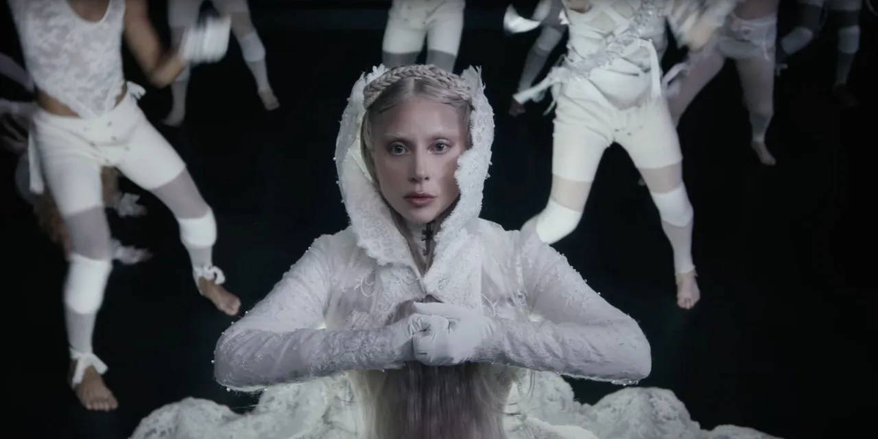 thiết kế trang phục MV Abracadabra lady gaga