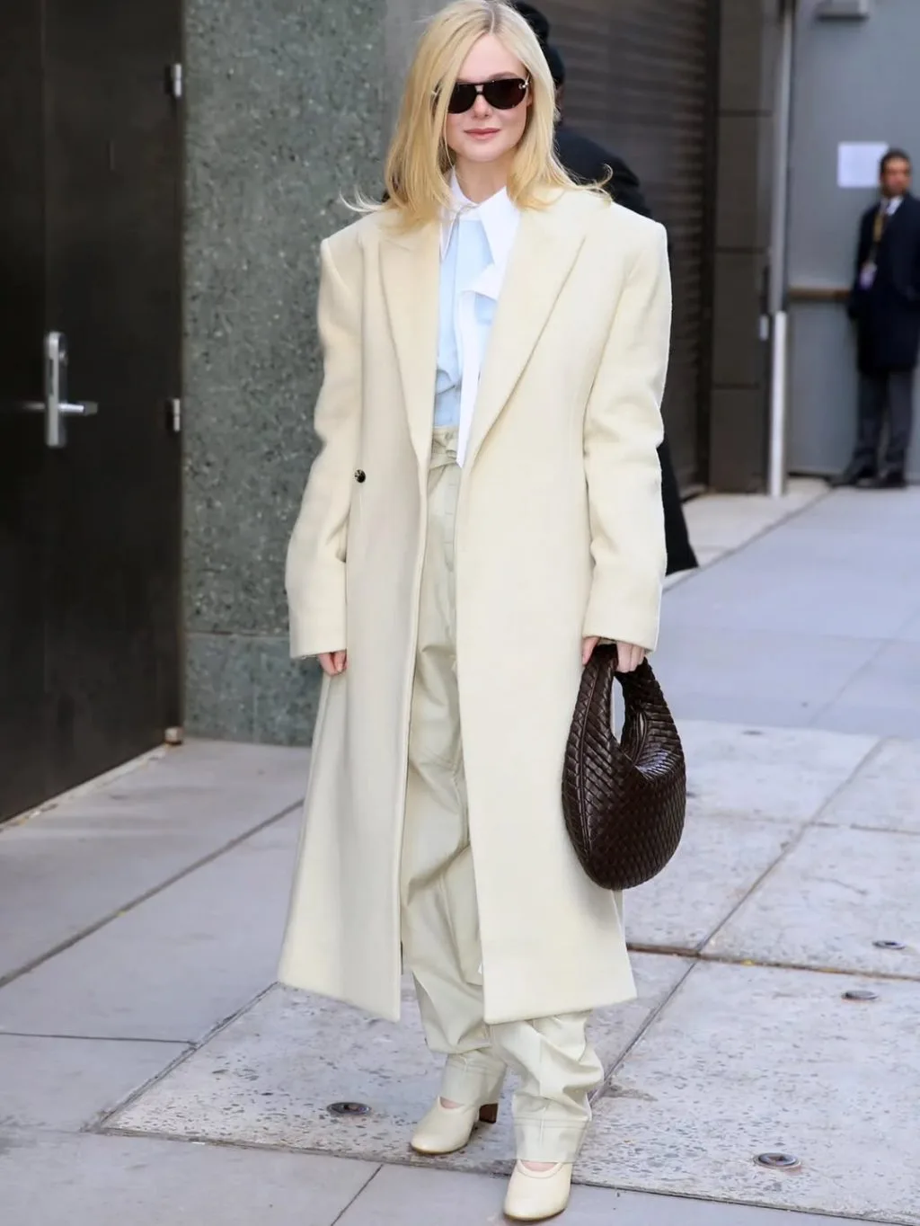 Elle Fanning xuất hiện đầy nữ tính trong quần tây pastel kết hợp áo trench coat mềm mại.