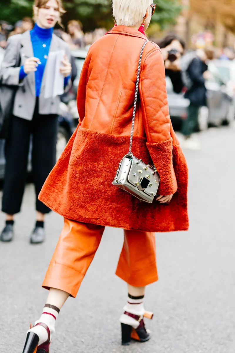 Street style Paris Xuân - Hè 2018: Sắc màu nồng ấm lên ngôi Street style Paris Xuân - Hè 2018: Sắc màu nồng ấm lên ngôi