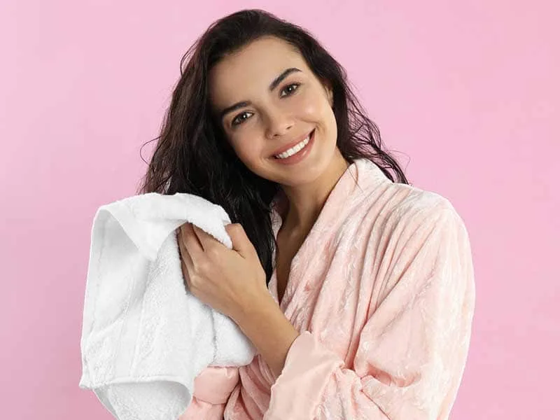 Dùng khăn bông để lau khô tóc sau khi gội Dùng khăn bông để lau khô tóc sau khi gội
