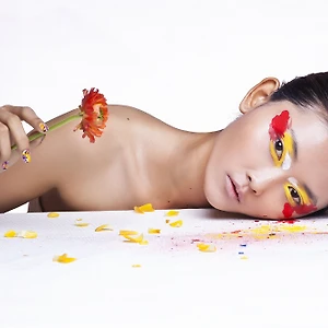 Quy tắc sinh ra là để bị phá bỏ, màu đỏ -vàngtrắng được sử dụng làm màu mắt cho sắc độ của những cánh hoa rực rỡ.