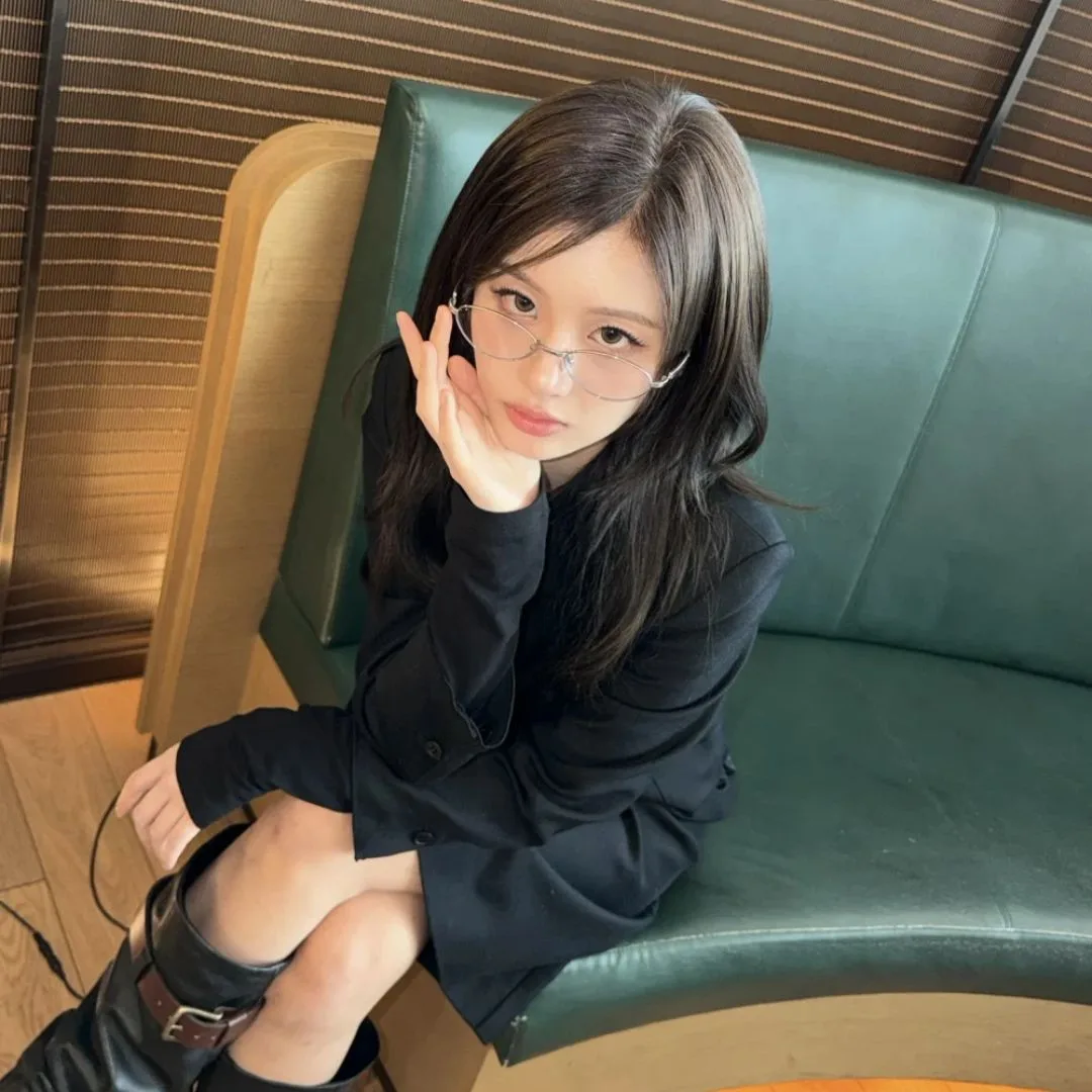 Sullyoon NMIXX gây sốt với nhan sắc công chúa và phong cách Nerd Chic tại sân bay Incheon.