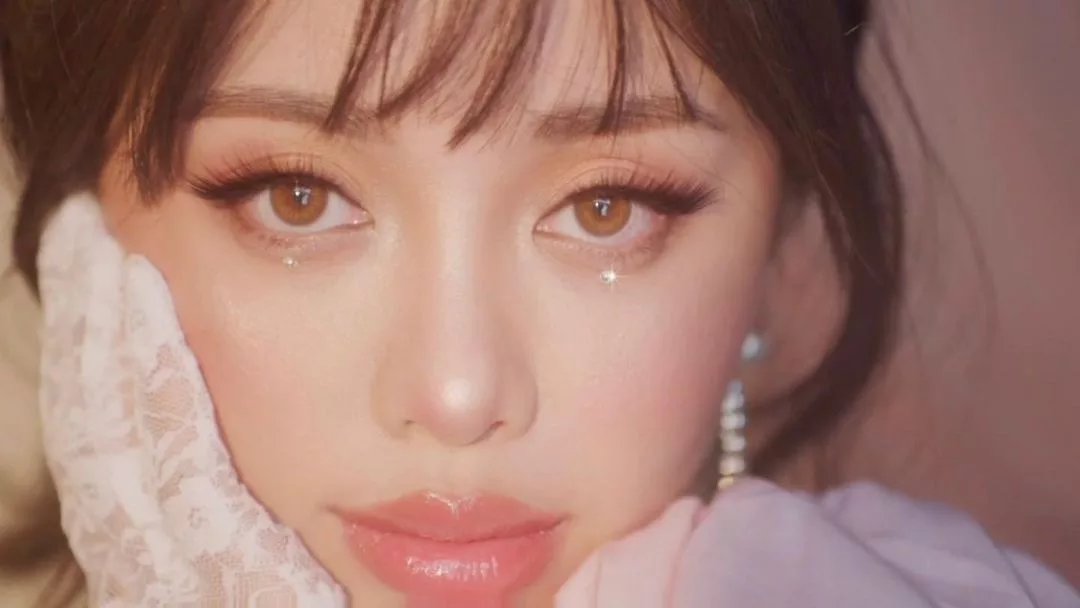 Michelle Phan làm đẹp bằng đá trang sức Michelle Phan làm đẹp bằng đá trang sức