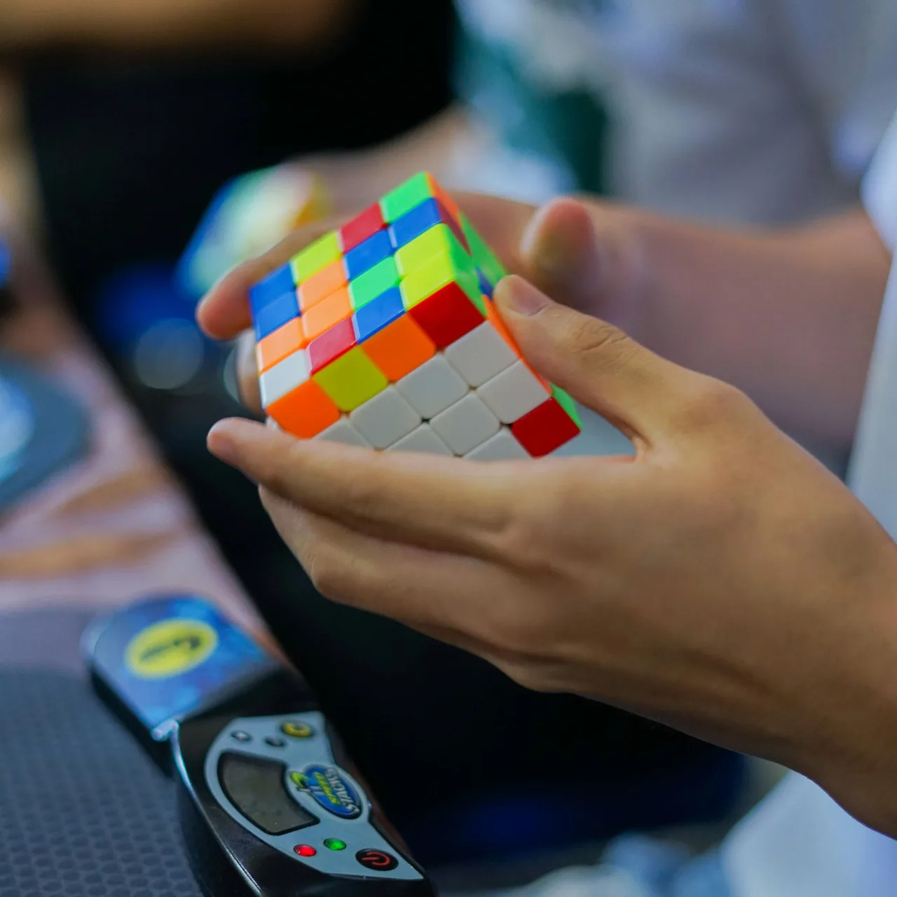 người lớn chơi rubik giải tỏa căng thẳng