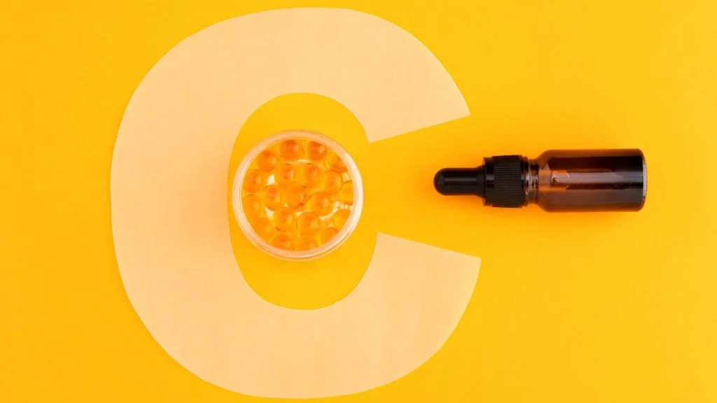 lọ tinh chất dưỡng trắng da vitamin C trên nền vàng