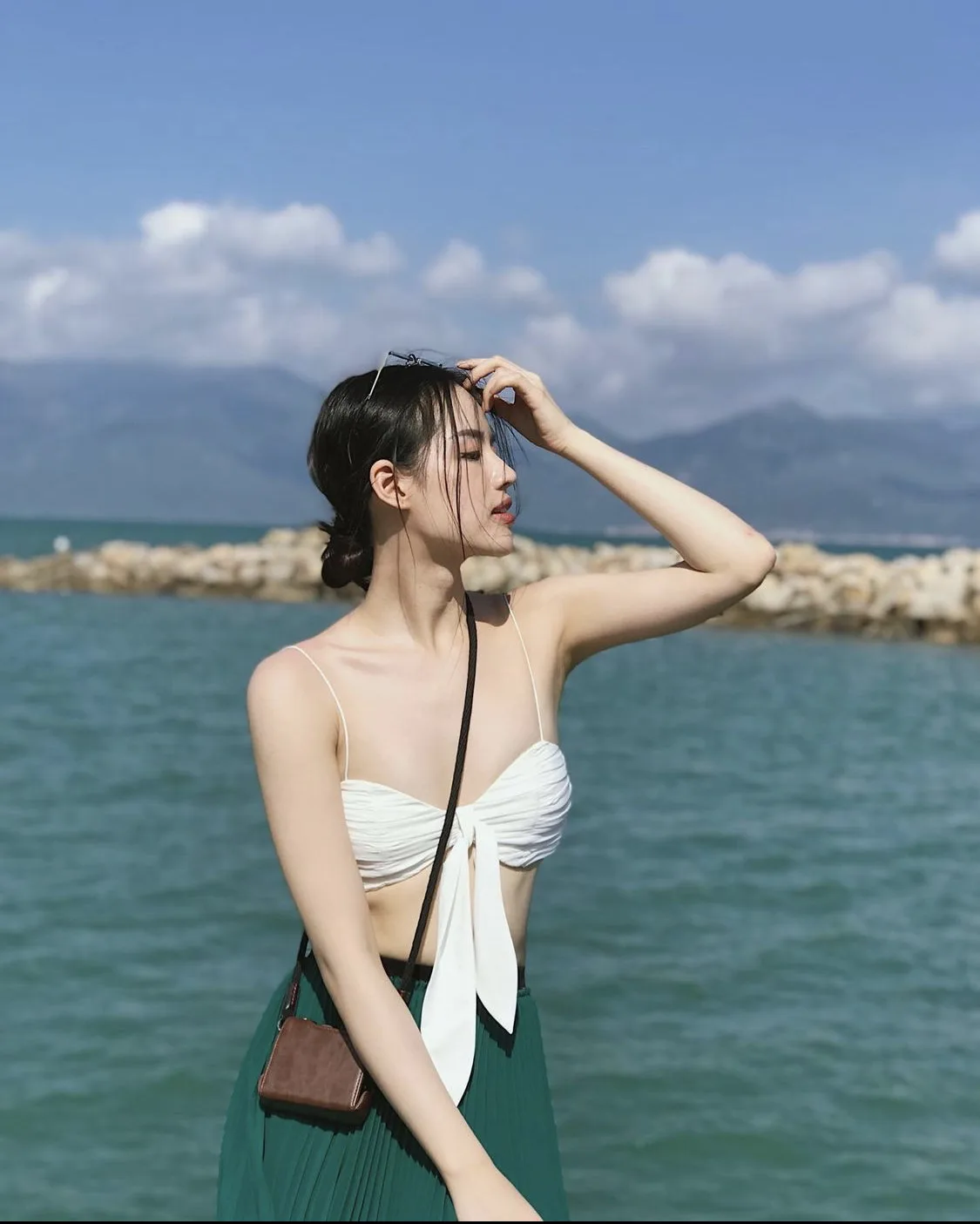 áo hai dây thắt nút ngực