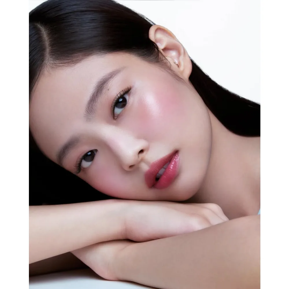 Lớp trang điểm hồng hào, căng bóng của Jennie (BLACKPINK).