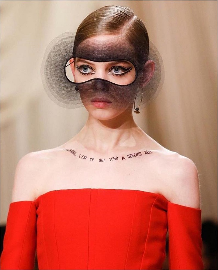 thương hiệu Dior lại lăng xê hình xăm slogan truyền cảm hứng? 1 thương hiệu Dior lại lăng xê hình xăm slogan truyền cảm hứng? 1