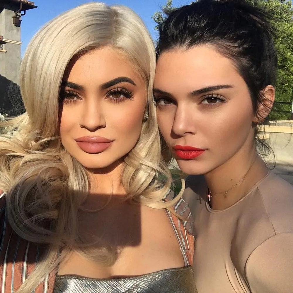 Ảnh: Instagram: @kendalljenner. Kendall Jenner trang điểm