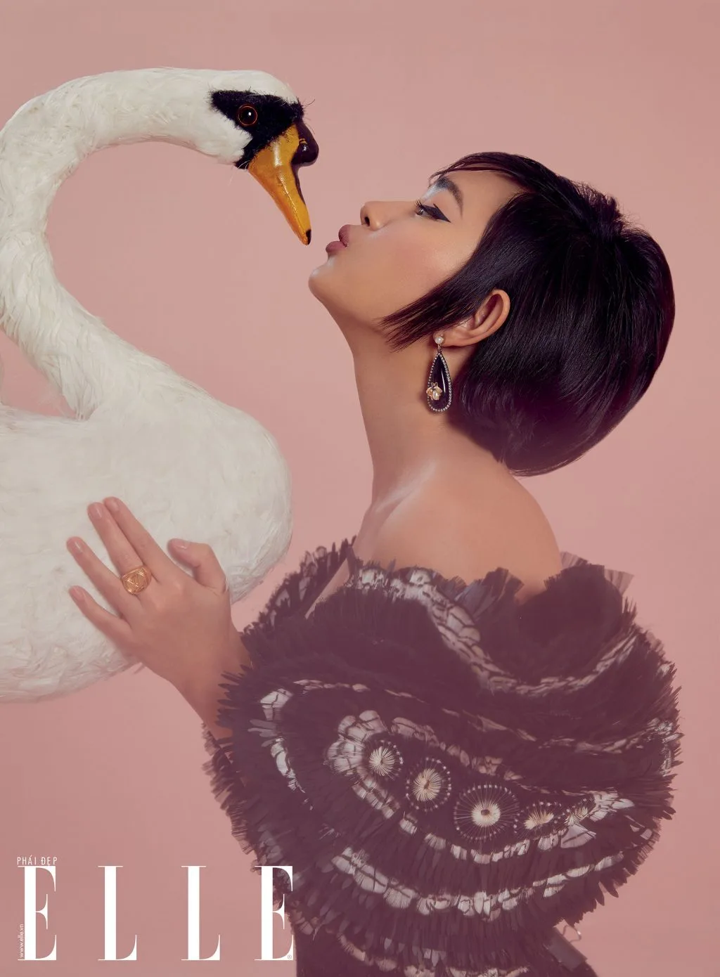 Châu Bùi gương mặt trang bìa ELLE 109 ôm chú vịt Châu Bùi gương mặt trang bìa ELLE 109 ôm chú vịt