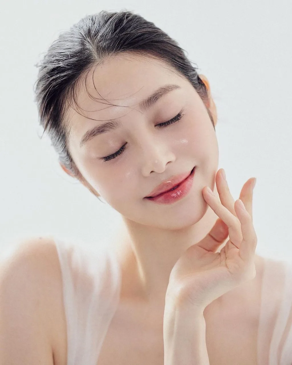 cô gái nhắm mắt