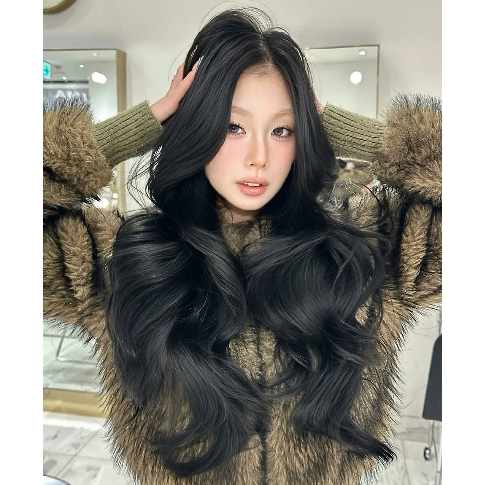 cô gái đặt 2 tay lên đầu
