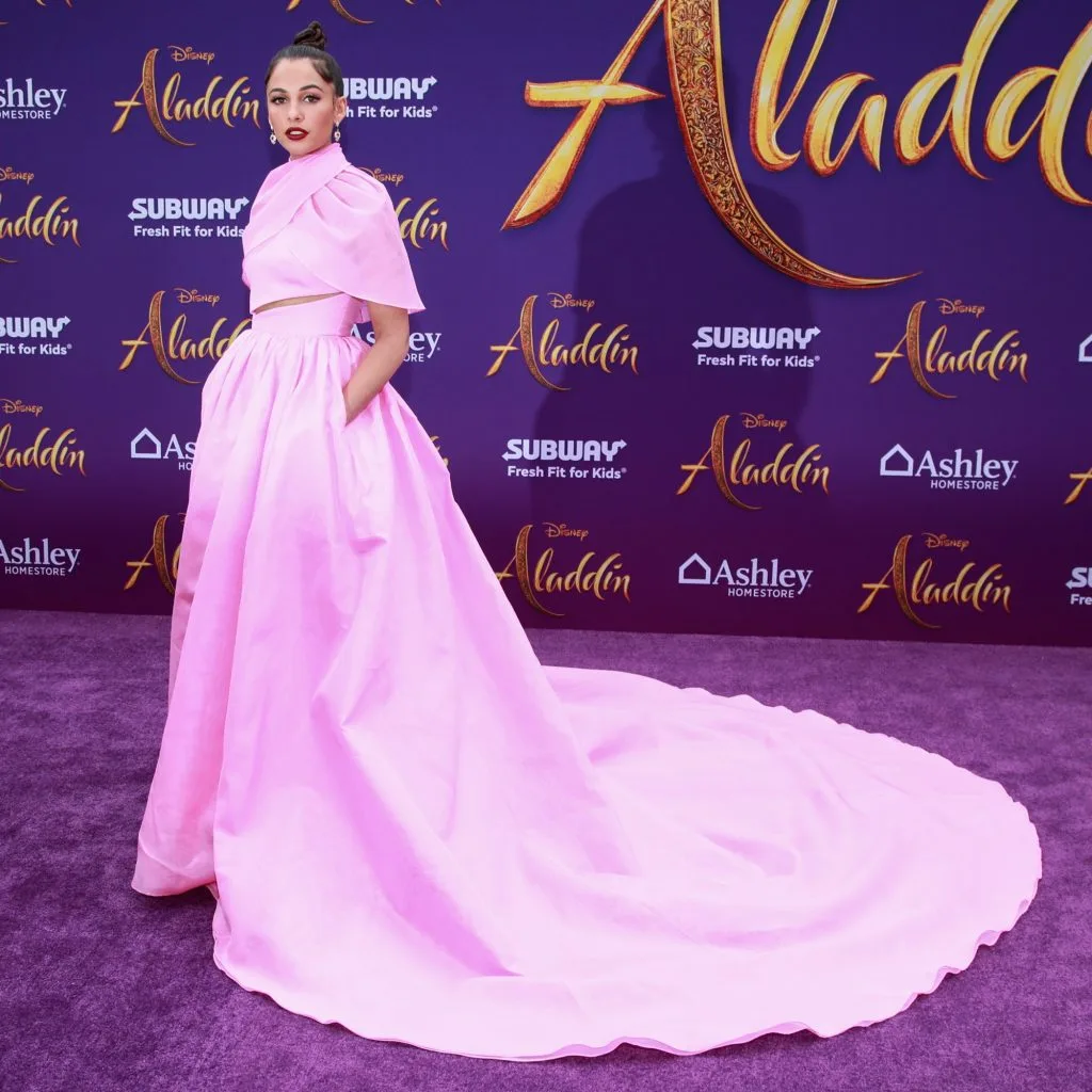 naomi scott mặc đầm màu hồng của stylist của ca sĩ Lady Gaga