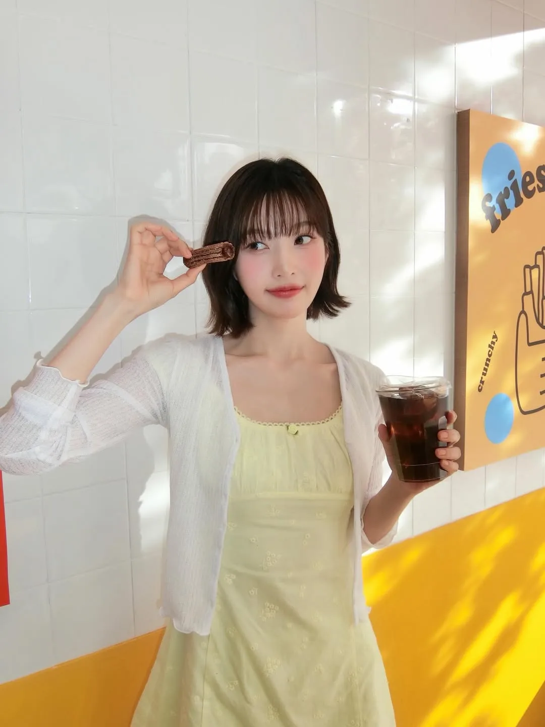 Độ ngắn "vừa đủ" của cardigan lửng giúp các nàng thơ Seoul tự tin khoe vòng eo thon gọn.