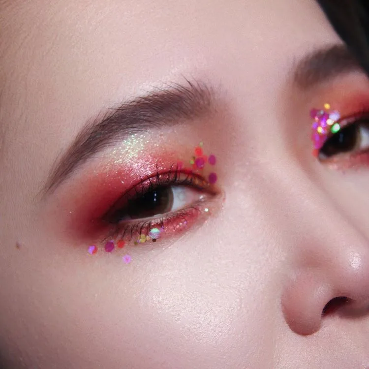 Glitter xuất hiện nhiều trong các sản phẩm làm đẹp, đặc biệt là mỹ phẩm trang điểm mắt và môi. Glitter xuất hiện nhiều trong các sản phẩm làm đẹp, đặc biệt là mỹ phẩm trang điểm mắt và môi.