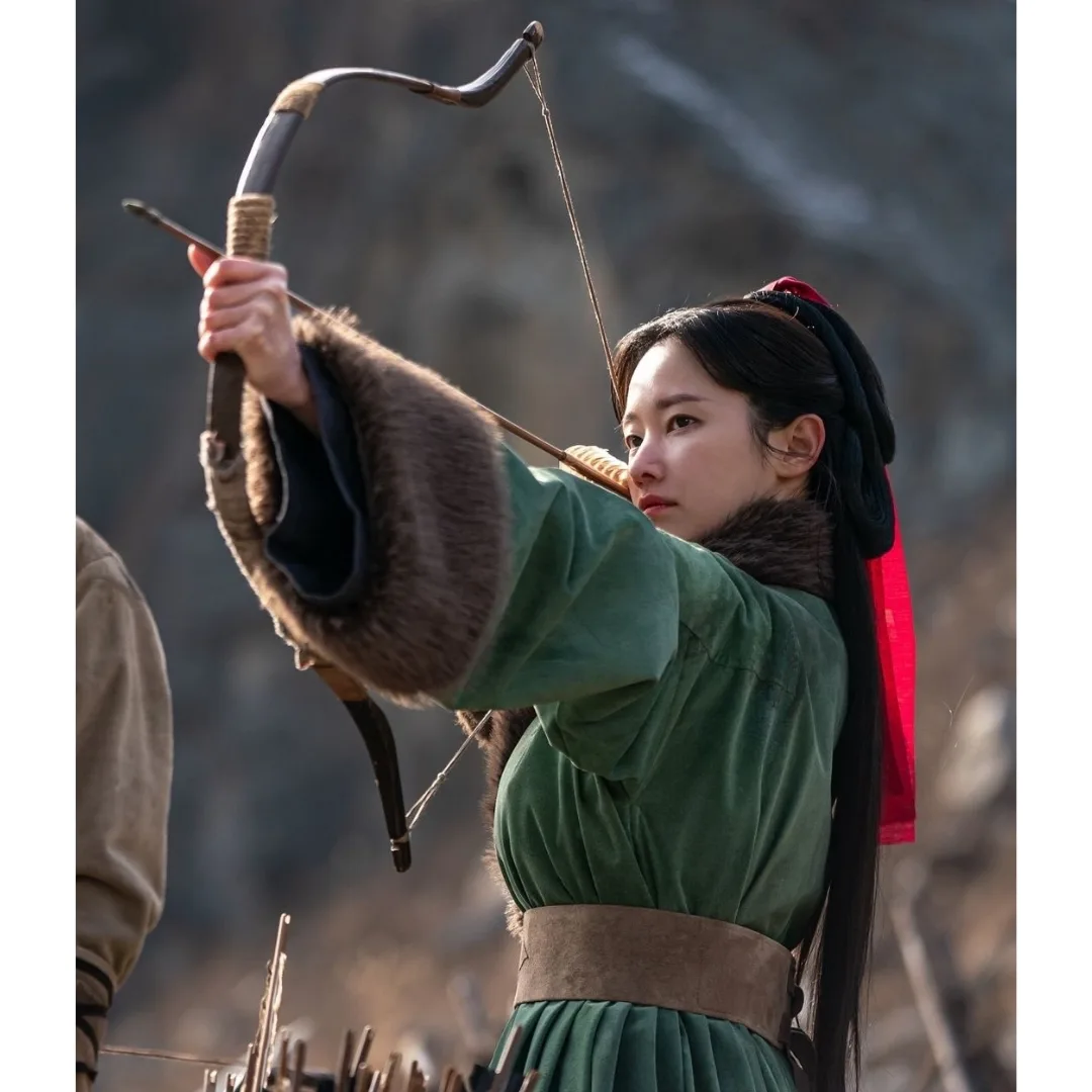 Hình ảnh nữ diễn viên Jeon Jong-seo khi diễn cảnh bắn cung trong phim Hoàng hậu Woo (2025).