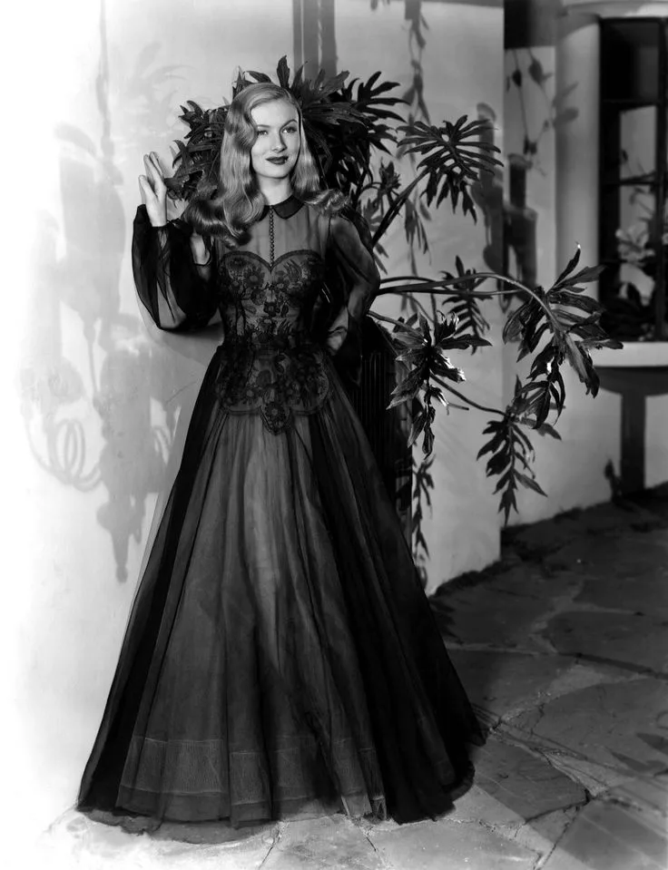 Váy xuyên thấu trong I Married A Witch do Edith head thiết kế