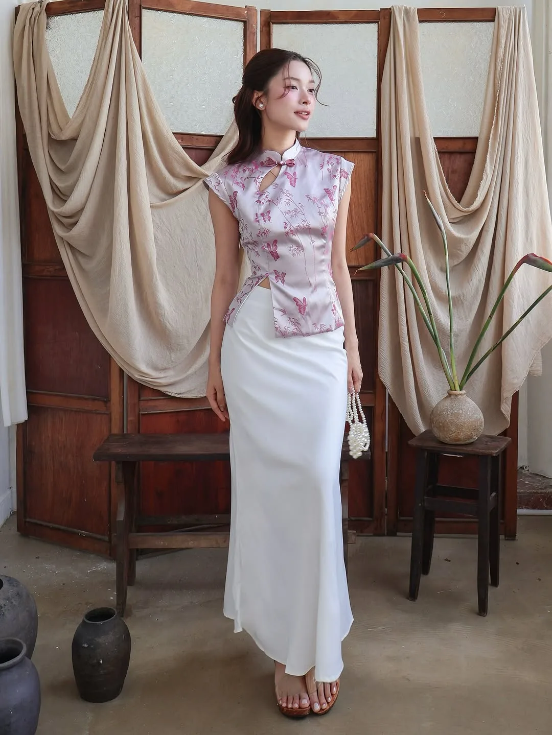 Áo cổ tàu đi cùng chân váy lụa dáng dài mang đến vẻ đẹp vừa cổ điển, vừa gợi cảm khéo léo.
