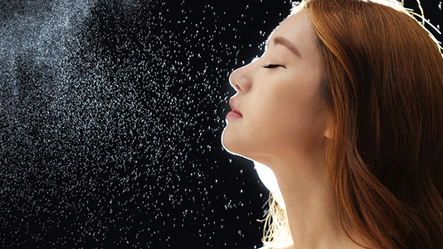 Cách sử dụng xịt khoáng và 10 công dụng của nước xịt khoáng