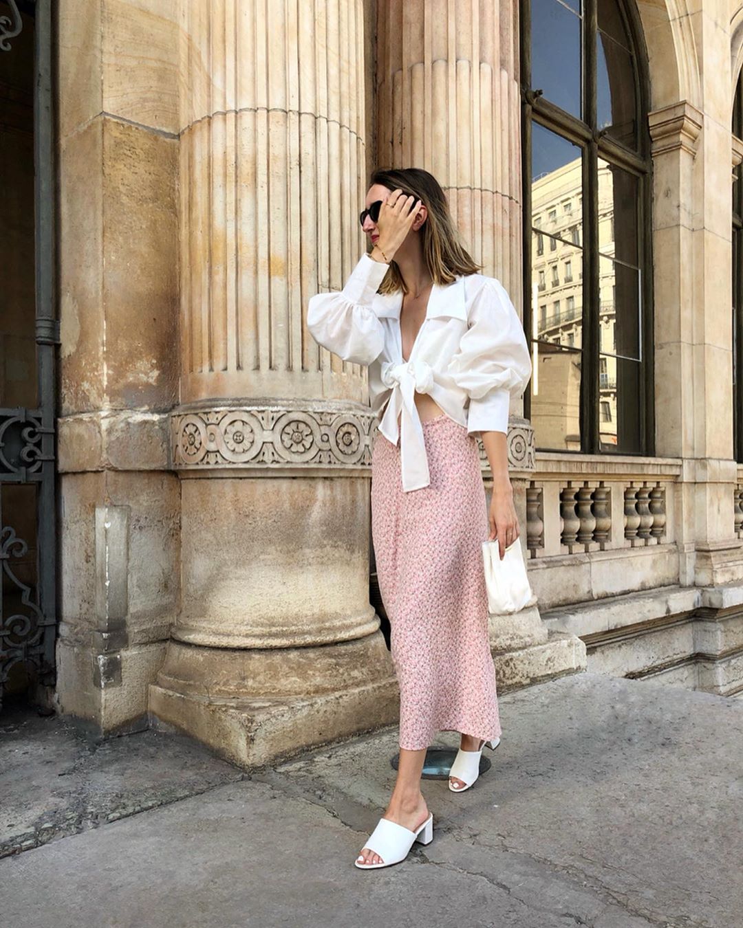 Chân váy hoa nhí màu sắc và áo crop-top trắng trễ vai