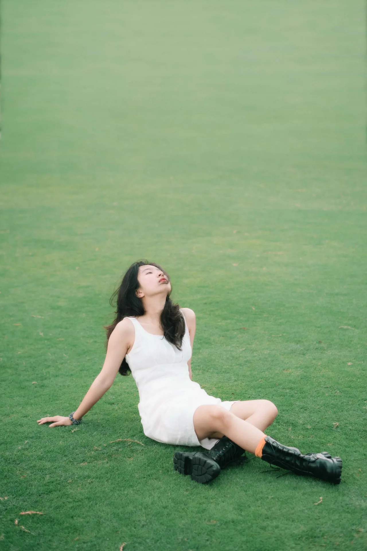 thế hệ có nhiều tâm sự cô bé gen Z ngồi trên bãi cỏ