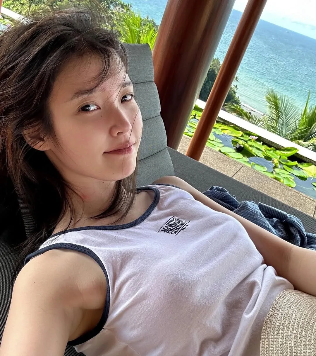 IU tanktop màu trắng