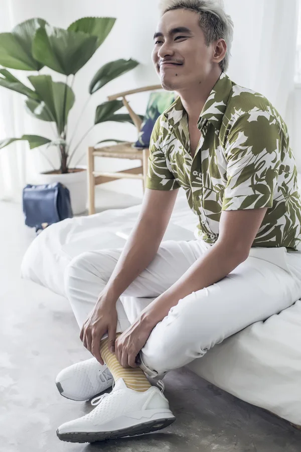 Kiều Minh Tuấn và cú lội ngược dòng trong phong cách thời trang Với những chiếc áo quá nhiều họa tiết thì set đồ đơn giản với màu trắng làm chủ đạo chính là công thức để làm nên nét trẻ trung cho các chàng.