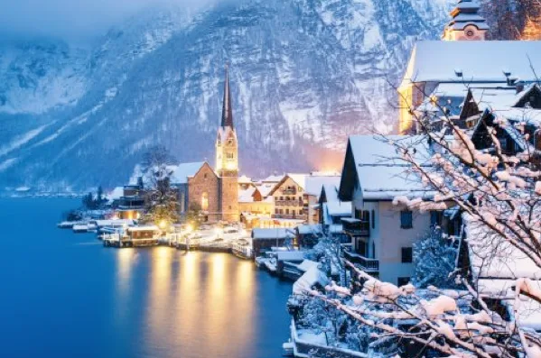 Hallstatt tuyết phủ về đêm