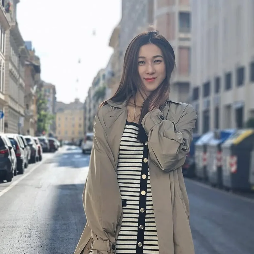 Nữ diễn viên mang áo khoác mangto dài.