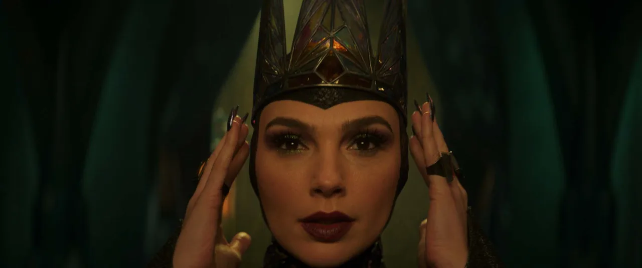 gal gadot vai hoàng hậu độc ác trong snow white disney
