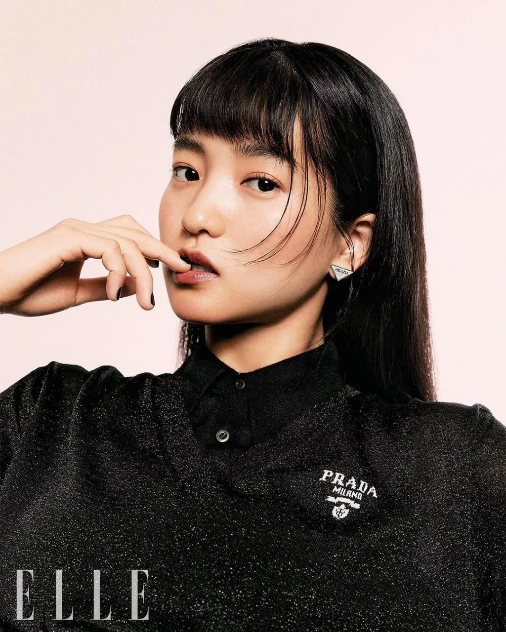 Nét đẹp vừa cổ điển vừa ngây thơ của Kim Tae Ri. Nét đẹp vừa cổ điển vừa ngây thơ của Kim Tae Ri.