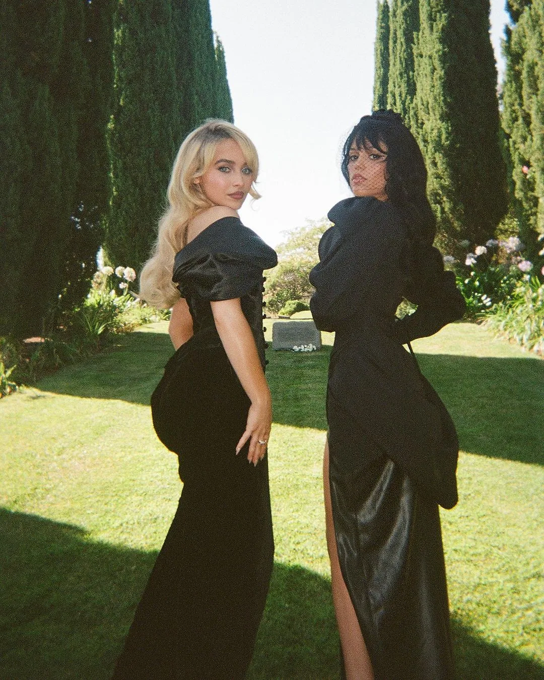 Jenna Ortega và Sabrina Carpenter trong MV Taste