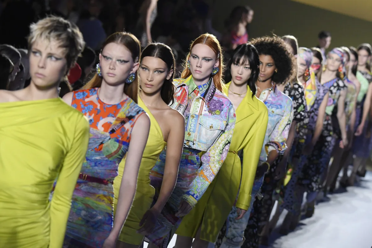 michael kors mua lại thương hiệu versace 6